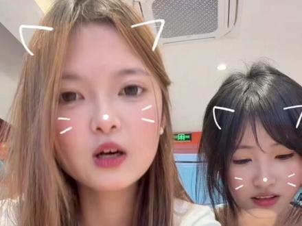 突然闻到一股臭臭的气味@香辣鱼霸 #两个甜妹罢了 #手势舞#抽象