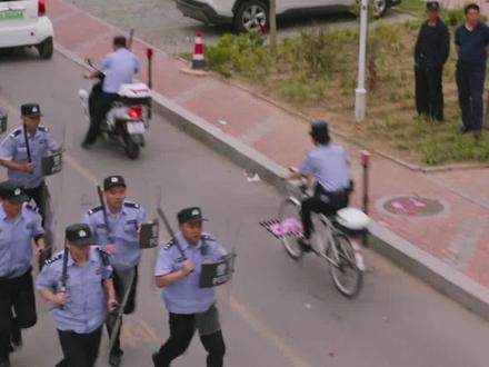 #警察 为什么穿 #皮鞋 ,难道 #运动鞋 穿着不香嘛? #娱乐评论大赏 #警察荣誉 #警事 #公安英雄