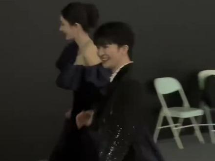 周深携手《惊蛰无声》剧组亮相微博之夜红毯直拍,周深为电影演唱主题曲《选择》
#周深携手惊蛰无声剧组亮相微博之夜红毯 #2025微博之夜 #周深选择 #周深演唱惊蛰无声主题曲选择 #周深