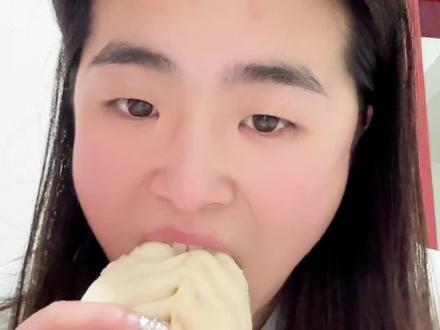 我暴食了,反弹了五斤,体重又反弹回到原体重。像是陷入了死循环,减肥 暴食 反弹。这条路上我跑了很久也摔了无数次。但我不会放弃,因为我想看看我瘦下来的样子。姐妹们和我一起吧
#减脂 #大基数减肥 #暴食 #一起减肥打卡 #一起监督减肥