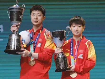 国乒最浪漫的传承,全在这一握里✨
2017年,16岁的莎莎拿下首个单打冠军,和龙哥同时登顶;
2026年,邱指导拉着她的手,和传奇前辈完成了这场“最强正手”的交接。
龙队轻轻捏肩的瞬间,是认可,是传承,更是国乒独有的温柔。
#孙颖莎 #马龙 #国乒传承 #最强正手 #邱贻可