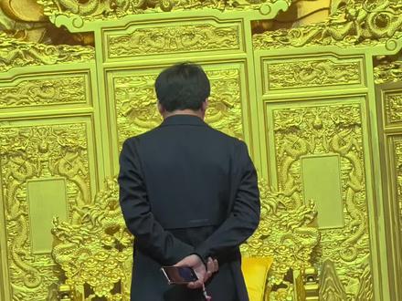 这个一秒都不用剪,哈哈哈,开始还以为大哥是个真明君。#昏君 #庆渝宴 #龙椅