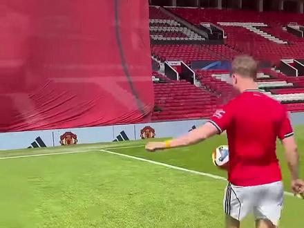 曼联再胜两场,一个球迷可能就要“失业”了 #曼联 #球迷 #足球冷知识 #足坛趣闻