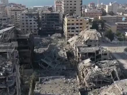 #以色列街头多地建筑变废墟
震惊!以色列街头多地建筑瞬间成废墟
近期,全球目光再次聚焦中东地区,特别是以色列街头的惨烈景象令人震惊。一场突如其来的袭击将繁华街道变成了废墟,仿佛末日降临。
2025年6月14日清晨,以色列特拉维夫周边城市里雄·莱锡安遭遇了大规模导弹和无人机攻击。据最新消息,伊朗向以色列发射了近200枚弹道导弹及大量无人机,造成至少4人死亡,超过200人受伤,其中多人伤势严重。
爆炸发生时,巨大的冲击波摧毁了无数建筑,大片别墅区沦为废墟,烧焦的汽车与玻璃碎片散落一地。一位幸存者回忆说:“我刚在阳台上晾衣服,突然听到巨响,接着一切就变了。”那些曾经温馨的家庭住所瞬间化为乌有,成为一片荒凉的瓦砾堆。
救援人员冒着二次袭击的风险,在扭曲的钢筋水泥间艰难搜救幸存者。从废墟中抬出的伤者满身血迹,他们的眼神充满了绝望。部分建筑因导弹冲击完全倒塌,堆积如山的瓦砾象征着无数家庭的梦想破碎。
袭击还引发了严重的基础设施瘫痪,全市断电停水,居民生活陷入困境。许多人仅穿着睡衣逃离家园,眼睁睁看着毕生积蓄付之一炬。
以色列迅速做出反应,启动预备役征召,并调整对伊朗导弹袭击的预警时间,严防再次攻击。国际社会对此表示担忧,联合国安理会紧急磋商,呼吁各方保持克制,通过对话解决争端。
这场灾难提醒我们,和平是多么珍贵。希望国际社会共同努力,推动中东地区实现长久和平,让以色列街头不再出现废墟,人民重归安宁生活。
#伊以冲突升级