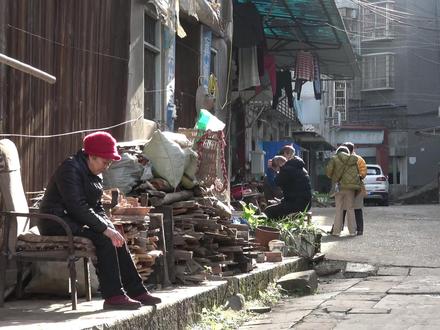 渠县李渡老街,清风过陌巷,岁月自悠然 李渡镇坐落于渠县南部,依偎着悠悠渠江,自清雍正年间建场起,便因水运之便成为商贾云集、舟楫往来的 “黄金口岸”。旧时的李渡老街素有 “九街十八巷” 之称,纵使岁月冲刷让诸多街巷湮没于时光,余下的几条依旧古朴幽深,藏着岁月的余温。
新街的赶场日总是人潮汹涌、摩肩接踵,吆喝声与欢笑声交织成热闹的市井交响。可只要转过几个街角踏入老街,喧嚣便戛然而止,古朴与宁静扑面而来。青石板路蜿蜒向前,两旁的穿斗木架房斑驳褪色,木门上的纹路刻满沧桑。偶有背着竹筐的老者缓步走过,为静谧的街巷添了几分烟火生气。脚步声在狭长的巷子里轻轻回响,不远处便是浩瀚的渠江,一叶渡船往来江上,让 “李渡” 这个名字,在悠悠岁月里愈发名副其实