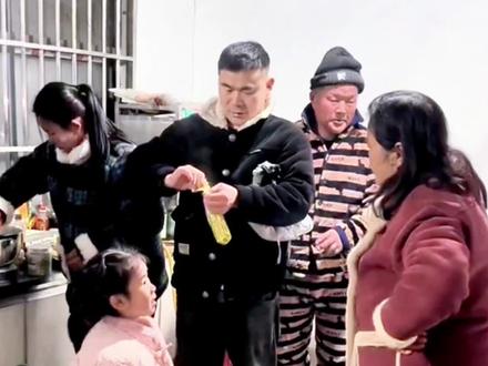 阿杜让老太婆去卸香油,李佳说不行她不靠谱,不用她 #正能量 #原创视频