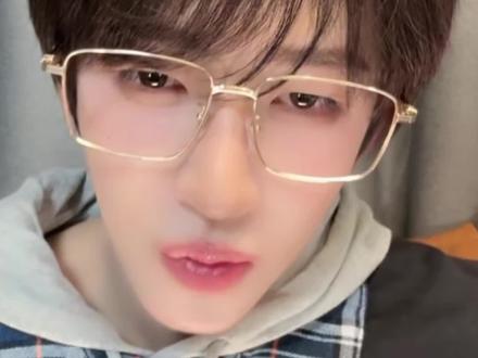 太萌了安徽人在线回应他小时候真的在锅里洗澡屁股还会烫到,刘宇宝宝从小就被煮大的#刘宇 #安徽宣城 #澡锅