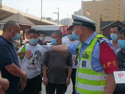 喝菠萝啤到底算不算酒驾?郑州交警街头为群众解答。温馨提醒:喝之前一定要先看配料表是否含酒精。#菠萝啤 #酒驾 ⑩