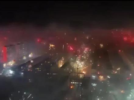 小时候放不起的烟花,现在要一箱一箱的放,好好宴请曾经那个眼巴巴望着别人放烟花的自己#鲁豫大战 #山西烟花政策调整 #烟花炮竹 #禁放烟花