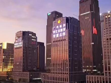 广州国际金融城整体规划研究范围北起黄埔大道、中山大道,南至珠江,东至天河区界,西至华南快速干线,总面积8平方公里。广州国际金融城总面积达8平方公里,核心区总面积2.3平方公里,包括起步区和西核心区两部分。起步区北至黄埔大道,南至临江大道,东至车陂路,西至科韵路,面积1.1平方公里;西核心区北至规划花城大道,南至临江大道,东至员村四横路,西至员村大道,面积1.2平方公里。广州国际金融城的起步区和西核心区内包含了多个“退二进三”的旧厂房用地,包括有鹰金钱罐头厂、澳联玻璃厂、南方面粉厂、绢麻厂、广州电池厂、昊天化工厂和员村热电厂。广州国际金融城西区将建起450米高地标,东区则将建350米高的地标,与广州塔、西塔等珠江新城的高楼遥遥相望。在起步区中,还将建设金融论坛、金融服务中心、金融博物馆等。#广州金融城 #甲级写字楼 #办公室出租拎包入住 #汇金中心 #汉银广场