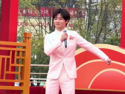 太可爱了 大哥摆手舞@蒋敦豪
感谢宣恩文旅的票,也是在家门口追上星了
#蒋敦豪 #十个勤天#土家摆手舞#文化进万家 #宣恩文旅