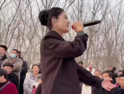 #郑艺 @郑艺🎤浴火重生 郑艺在女神节送鲜花给现场的阿姨吗,并带来一首爹娘的恩情还不够,感动现场观众