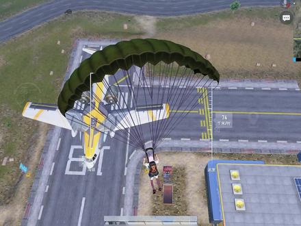 挑战只用隐藏空投吃鸡,偶遇史上最强人机ID,笑死了