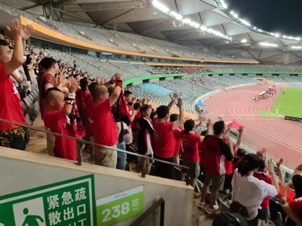 23年6月29日,深圳队vs成都蓉城,看看深圳大运中心体育馆的上座率。开赛前1小时,都能在网上买到票。#2023中超联赛 #中超成都蓉城 #比赛现场
