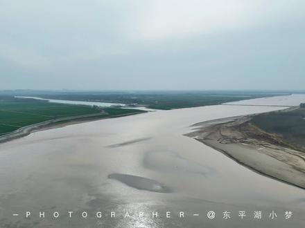 东平县黄河文化广场 位于旧县乡姜沟山顶,海拔141米,为黄河入鲁观景制高点!从这里可以俯瞰黄河东平段全景、东平湖水经庞口闸汇入黄河水的泾渭分明,了解黄河文化的厚重与灿烂!#航拍最美家乡 #山东小众景点推荐 #寻美东平湖100个拍照打卡点 #记录家乡变化 #黄河