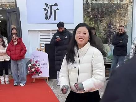 #临沂五虎 #喷香哥 二姐花店开业,双双展示广场舞 @大鹏爱生活