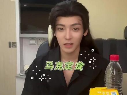 此人吃商极高 小🐱吃播🍜独创的火鸡面马克定食 说好的自己不吃😂#侯明昊#吃播 #深夜放毒 #独创美食 #马克定食