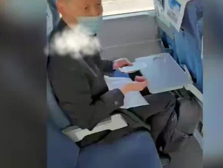 律师高铁上拒绝让行,女子耐心沟通反被怼,律师:你脑子有毛病 全集 #律师 #高铁 #挡路