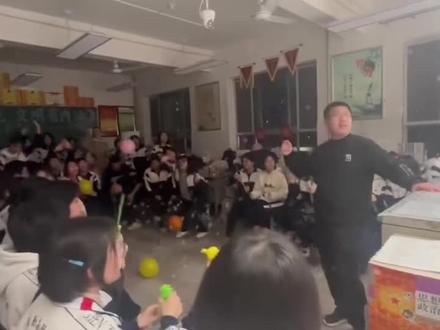 又是一年高考季
好像去年的高考就如昨日般
一年前的现在 你说你害怕高考
如今大一都快结束了
我竟然原谅了高中的一切
甚至开始怀念那段日子
再次翻看高中时期的照片
那个时期的憔悴稚嫩让我不停地感叹
“物是人非事事休 欲语泪先流”
高中见证了我太多美好的时刻
我始终认为高中时的朋友是上天赐予我的礼物
我想念却再也回不去从前
我时常回想起高三
回想起下课十分钟的间隙我们能做一场关于未来的梦
回想起堆成山的卷子 总有几张黏在胳膊下面
回想起晚自习暗自算分加分 幻想自己能考上哪所大学
回想起晚自习偷偷传小纸条 里面藏着高考结束后天马行空的幻想
回想起满是错题的数学答卷
回想起一天做了两套超高正确率英语试卷的成就感
回想起每次大考完朋友间的相视一笑而后摊开手的无奈
回想起因看不清未来躲在被窝里偷偷抹眼泪的我
高三的痛苦是生命中的一场大雨
但 值得
悟以往之不谏 知来者之可追
祝你我有敢于翻篇的能力 接受一切的勇气和直面一切的眼睛