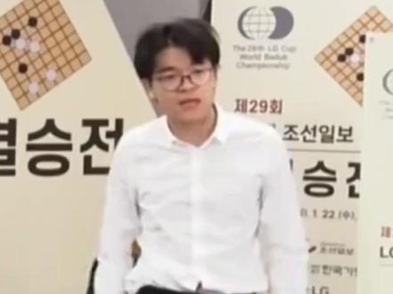 两次因提子违例遭裁判判罚,决赛抗议重赛遭拒,柯洁不接受处罚退赛LG杯。这场围棋比赛争议在哪?#新闻新鲜说