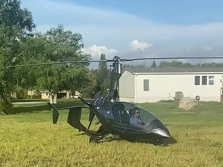 航空界最安全的旋翼式航空器原地起飞 旋翼机不是直升机!旋翼机向前飞行是靠后面的螺旋桨推动产生向后的反推力向前飞行的,而旋翼机上方的旋翼片本身也是不依靠发动机长时间驱动产生升力的,而是靠向前飞行迎面吹来的风吹动而产生升力的。旋翼机只是在起飞的时候短暂的时间依靠桨毂旁的汽车启动马达,(注意启动马达是无法做到像视频里面的旋翼原地起飞)或者一根带着伸缩齿轮的软轴类似于汽车启动马达的齿轮来连接发动机让旋翼自转起来,以达到起飞的速度,极少数机型会设计带变距机构,这一点类似于直升机变距机构,大部分是没有这些变距机构,旋翼机的优点,在于他不存在正常飞行中产生失速的状况,他喜欢风大,还有即使在空中发动机突然停车,他也能依靠旋翼自旋缓慢着落,不会秤砣式坠落,所以本人一直说他是最安全的旋翼类载人类航空器。