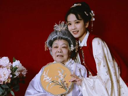 你们说祖孙照像不像侯府老太太和她的专宠嫡孙女?哈哈哈哈,奶奶今天接受采访的时候紧张死了,亏她昨天还练了一天#当事人在抖音 #汉服