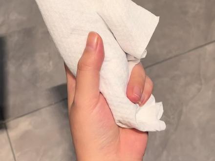 新鸟到家如何剪羽??一定记得洗脸巾包住头哟,动作要温柔,左边右边各4根,大头力气大,剪完还能满屋飞……如果状态不佳,最好静养两三天以后再剪哟。#手养鸟日常 #会说话的鸟 #国血大头鹦鹉 #会说话的虎皮鹦鹉