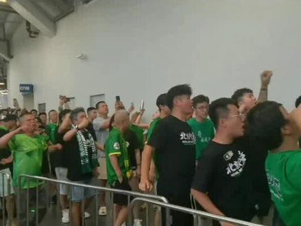 成都蓉城VS北京国安赛前球迷拉歌全记录。现场原声,气氛超燃!超炸!这才是足球该有的样子!!!#看台文化 #成都球迷 #现场直击 #足球的魅力远远超过你的想象