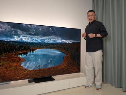 轻松拥有顶尖画质|TCL Q9MPro详细评测报告 我身边是TCL刚发布的85英寸Q9M Pro SQD-Mini LED电视,它也是我评测的第三部SQD-Mini LED电视,算上国补后不到一万块,相比Q10M又低了一大截。什么是科技普惠?这就是科技普惠,我相信2026年将会是SQD-Mini LED电视的普及元年。
今天的视频分为三个部份,首先介绍一下SQD-Mini LED电视的优点以及Q9M Pro的参数;其次是Q9M Pro相比Q10M又有哪些不同;最后我会讲一下如何让你手中的Q9M Pro发挥出更好的影音表现。
#TCL电视 #Q9MPro #SQDMiniLED #TCLQ9M #客厅电视
