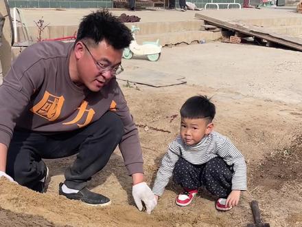 拉车沙子和娃娃耍……#农业机械 #农用三轮车 #自卸式三轮车农民的好帮手