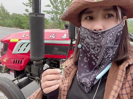 这个女人开拖拉机不能上高速,国道关卡也不让她过,今天能过去吗