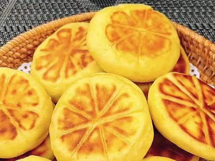 玉米面小饼,粗粮细作,做法简单,100克玉米面,150克开水,1个鸡蛋,3克酵母粉,10克白糖,200克普普通面粉