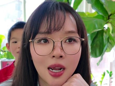 📢 教科书再次骗人系列!
今天要聊的就是:
Pardon me 这句“看起来很礼貌”,但现实中几乎没人用的英文表达。
我在美国十几年,只听过两次——
两次都在快要吵架的时候🤣
语气是:“I beg your pardon?”
翻译一下就是:“你再说一次试试?”
🙅♀️如果你以为它是“请再说一遍”的礼貌用法……
不好意思,它在美式英语里早就退役了!
✅ 正确说法看这里👇
✅ 听不清时说:
•Sorry?
•What was that?
•Excuse me, could you repeat that?
✅ 听懂但不理解时说:
•Could you clarify that a bit more?
•Would you mind elaborating a little?
#英语没那么难 #零基础英语 #练口语 #英语口语 #口语