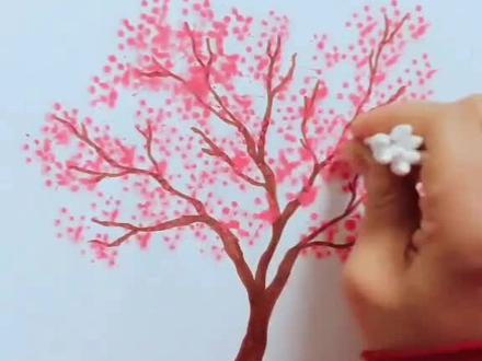 棉签+颜料画樱花树🌸小朋友都能学会的画法,最后一幕美呆了👏