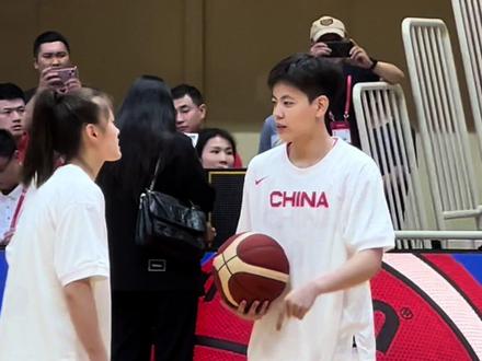 是可可爱爱的8号杨舒予没有错啦!#2023年中国女篮系列热身赛(中国VS澳大利亚)宁夏灵武站#比赛现场 #篮球🏀