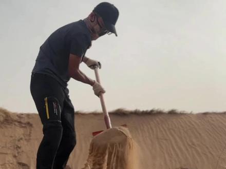 在民勤看到了大家建绿色长城,从老一辈治沙人到如今年轻人,治沙的接力棒从未中断#古有愚公移山今有民勤治沙 #想救民勤的不只有民勤人