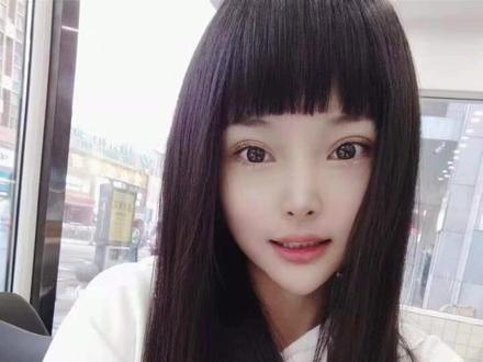 今天给这个像李小璐的妹子设计个漫画刘海,她的问题是原来头发有个中分老印,总是梳不下来害怕做完敷贴我们帮她改变下