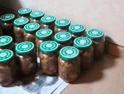 接上视频,把熬好的笋装瓶,蒸空20分钟就是笋罐头,放着一年到头都可以当菜吃了,特别是夏天喝粥时味道更佳。