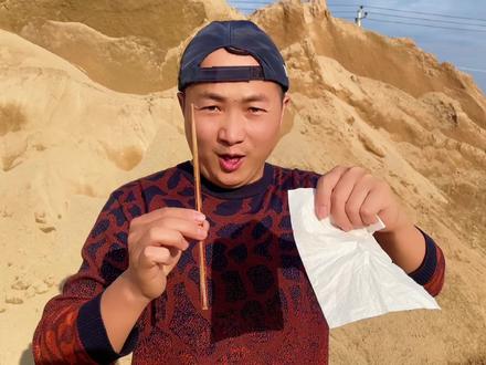 筷子从纸巾中间穿越,纸巾完好无损。学会骗朋友玩