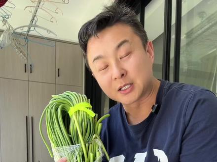 你们买河南蒜薹了吗?之前视频上说因为滞销,有的直接烂在田里,甚至有人说免费拔,我支持了一下河南人民,5斤9.9包邮到家?你敢相信吗?还是挺新鲜的,不错#河南蒜苔 #河南蔬菜 #网购蔬菜那些事 #生活vlog#如皋