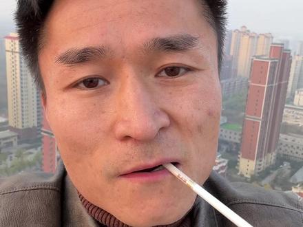 我觉得最苦的婚姻就是两地分居,年轻时不在一起,那老了还在一起干嘛?一个在外赚钱,可钱也没有赚到,一个在家看孩子,孩子也没有看好,没有陪伴,没有关心,没有共同语言,日子各过各的。你不知道他有多少钱,
他也不问你钱够不够花,你不了解他的工作,他也不参与你的生活,难过的时候他不在,受委屈的时候他也不在,你理解不了他的苦,他也理解不了你的不容易。他身边任何一个人知道他的事儿都比你多,你在他身边就像一个外人,付出再多也换不来真心。他过得像单身,你过得像单亲。这种丧偶式的婚姻,.,为了孩子成了一年又一年,请问这样的婚姻还有吗?#情感共鸣 #人间清醒 #只有经历过的人才会懂