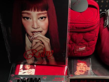 Jennie本人来了也买不到托特包😤
#jennie #金珍妮 #jennie上海 #名创优品jennie