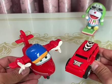 神奇的玩具车居然可以在电线杆行驶#干货分享 #会爬电线杆的玩具车 #手工#玩具车