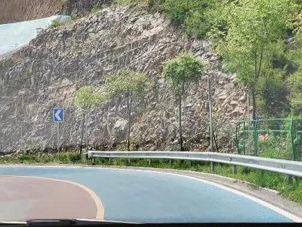 简单说,就是 把传感器埋进沥青里,让公路自己“唱歌”。车辆以30km/h匀速驶过,路面就像钢琴键,自动奏响预设曲目。陵川段首推的曲目是创作于本地的经典红歌《太行山上》,歌声随山风飘荡,司乘瞬间化身“驾驶歌手”,一路高歌太行山。#创作者中心 #创作灵感 #旅行推荐官 #音乐公路 #自驾游