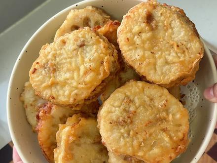 又酥又脆又不回软的炸耦盒,过年前家里都会开始炸,像我这么做去试一下,超级好吃😋#炸藕盒 #美食制作 #新年第一口我先吃了 #好好吃饭好好生活 #抖音生活观察计划