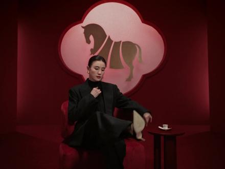 宋佳首部贺岁轻喜剧,热闹上映! 八马品牌代言人@宋佳 首部贺岁轻喜剧,热闹上映!看她如何化身"家庭首席冲调官",以茶破局?马年团圆,有笑有冲,杯中有乾坤。
#八马一冲马到成功 #红茶岩茶铁观音全国销量第一