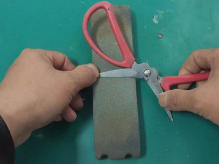 磨剪刀是向前推还是往后拉?原来很多人都磨错了,教你正确方法