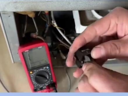 美的冰箱显示屏故障维修步骤有哪些?试试这几个步骤:一、确认问题;二、断电检查;三、复位冰箱;四、更换显示屏 #冰箱维修 #冰箱故障维修 #美的冰箱