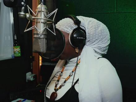 被这歌曲洗脑了 听了一天#雷鬼#nolove #翻唱 Little Lion Sound 的歌曲《No Love》,这首歌是一首雷鬼风格的歌曲,歌词表达了对社会不公和压迫的反抗和批判。翻译的有可能不是多对 文化不好!