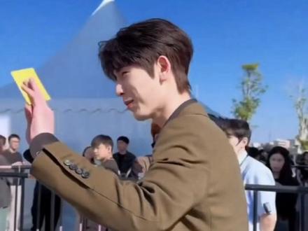 张凌赫真的很哇塞!每一步都走在我心上!🐂🍺#张凌赫 #明星 #颜值 #帅哥 #高级感